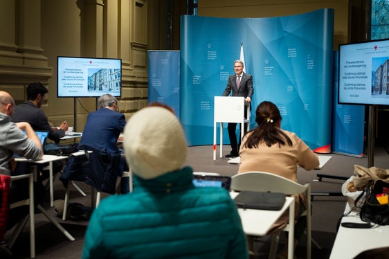 Dopo la riunione della Giunta provinciale, il presidente Kompatscher ha presentato oggi (26 marzo) le decisioni più importanti, tra cui la nomina dei membri della nuova Commissione provinciale per le pari opportunità. (Foto: ASP/Fabio Brucculeri)