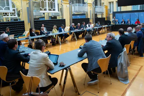 Aiuti diretti, sostegno ai servizi comunali, riduzione del prezzo dell'elettricità, risparmio energetico nell’amministrazione. La Giunta ha presentato il piano di interventi alle parti sociali ed ai rappresentanti delle categorie economiche (Foto: ASP/Fabio Brucculeri)