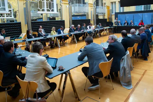 Aiuti diretti, sostegno ai servizi comunali, riduzione del prezzo dell'elettricità, risparmio energetico nell’amministrazione. La Giunta ha presentato il piano di interventi alle parti sociali ed ai rappresentanti delle categorie economiche (Foto: ASP/Fabio Brucculeri)