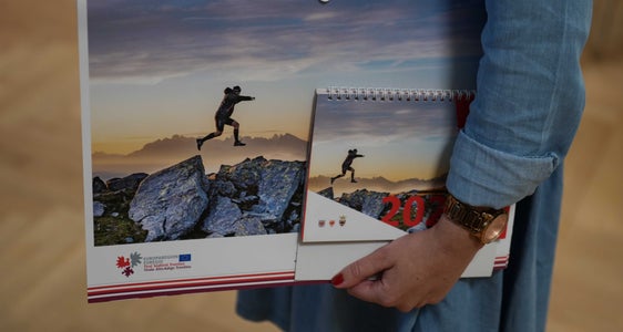 Il calendario dell’Euregio viene realizzato in formato da tavolo e da parete (in foto l’edizione del 2026). Si possono inviare foto relative a soggetti del Tirolo, dell’Alto Adige e del Trentino. (Foto: Land Tirolo/Danijel Jovanovic)