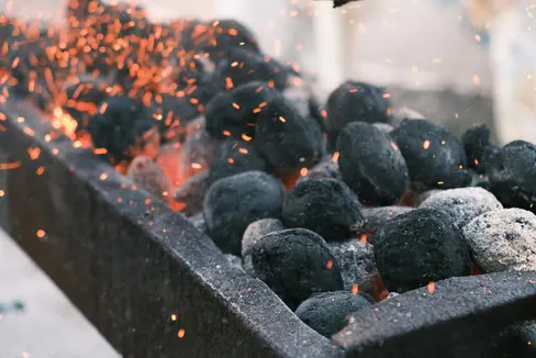 Rückstände aus Pyrovergasungsprozessen sollen, so der Verdacht der Ermittler, als vermeintlich nachhaltige Produkte, unter anderem Grillbriketts, wieder auf den Markt gebracht worden sein. (Foto: Pexels/Das Foto darf nur in Zusammenhang mit dieser Pressemitteillung verwendet werden.)