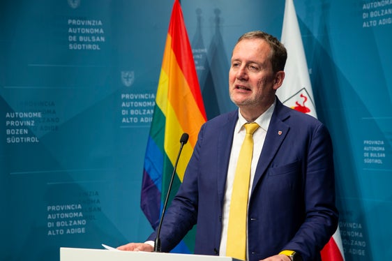 Die Investitionen, die in die Instandhaltung der landeseigenen Immobilien fließen, kämen allen drei Sprachgruppen zugute, unterstrich der zuständige Landesrat Massimo Bessone. (Foto: LPA/Brucculeri)