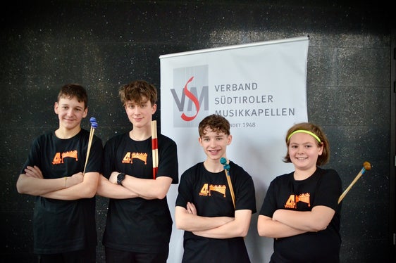 Junge Solist:innen am Podium am Sonntag, 23. November, ab 17 Uhr im Forum in Brixen (von links): Jeremia Aichner, Daniel Gamper, Jeremia Fischnaller, Manuel Gampenrieder im Perkussionsensemble We four aus den Musikschulen Klausen/Seis und Überetsch/Mittleres Etschtal (Lehrperson Manfred Gampenrieder). (Foto: LPA/Landesdirektion Deutsche und ladinische Musikschule/Stephan Niederegger)