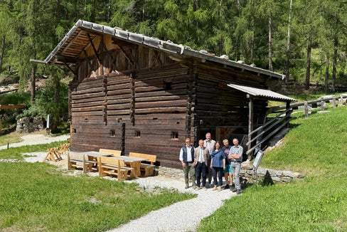 Nell’area del campus transumanza a Madonna di Senales (da sinistra): Benjamin Raffeiner, l’assessore provinciale Peter Brunner, il sindaco e presidente dell’associazione museale Peter Grüner, la direttrice del museo Johanna Niederkofler, Lukas Rainer e Stefan Tappeiner. (Foto: USP/Thomas Bodner)