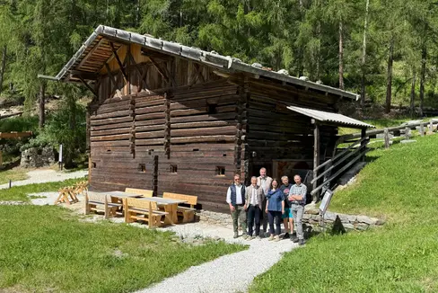Nell’area del campus transumanza a Madonna di Senales (da sinistra): Benjamin Raffeiner, l’assessore provinciale Peter Brunner, il sindaco e presidente dell’associazione museale Peter Grüner, la direttrice del museo Johanna Niederkofler, Lukas Rainer e Stefan Tappeiner. (Foto: USP/Thomas Bodner)