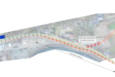 Vom 1. April bis 30. September 2026 wird der Verkehr auf der Pustertaler Staatsstraße (SS49) westlich des Ortseingangs von Kiens auf eine provisorische Straße umgeleitet, um die Arbeiten am Umfahrungstunnel voranzutreiben. (Foto: LPA/Ressort für Infrastrukturen und Mobilität)