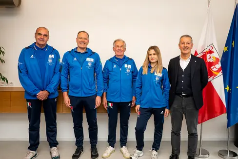 Sportlandesrat Peter Brunner (ganz rechts) würdigt die Leistungen der Südtiroler Athletinnen und Athleten bei den World Transplant Games. Enzo Borsoi, Eugen Vikoler, Michael Prenner und Anna Negri (von links) hat er am 30. Oktober in Bozen getroffen. (Foto: LPA/Fabio Brucculeri)