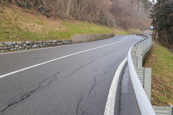 Während der gesamten Bauzeit von etwas mehr als einem Jahr wird die SS 44 durchgehend befahrbar bleiben, wobei zumindest ein einspuriger Wechselverkehr sichergestellt wird. (Foto: LPA/Ressort für Infrastrukturen und Mobilität)