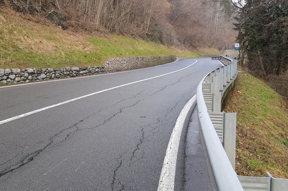 Durante l’intero periodo dei lavori, pari a poco più di un anno, la SS 44 rimarrà sempre percorribile, garantendo costantemente almeno il transito a senso unico alternato regolato da semafori o personale addetto. (Foto: USP/Dipartimento Infrastrutture e Mobilità)