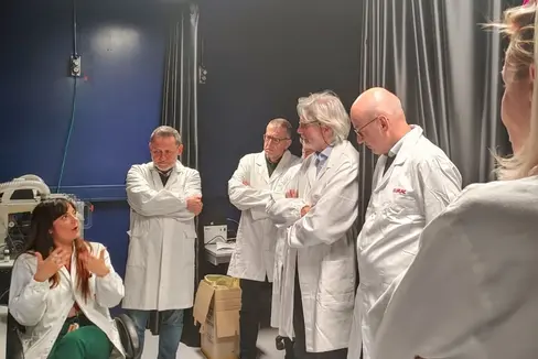 Rappresentanti della Provincia, di Eurac Research e dell'Azienda sanitaria all'incontro nei laboratori dell'Istituto di Biomedicina di Eurac Research (Foto: Eurac Research/Elena Cannavò)