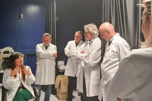 Vertreter von Land, Eurac Research und Sanitätsbetrieb beim Treffen in den Laboren des Instituts für Biomedizin von Eurac Research. (Foto: LPA/Eurac Research)