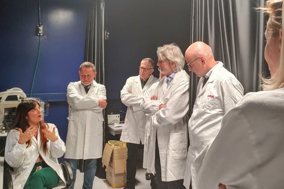 Rappresentanti della Provincia, di Eurac Research e dell'Azienda sanitaria all'incontro nei laboratori dell'Istituto di Biomedicina di Eurac Research (Foto: Eurac Research/Elena Cannavò)