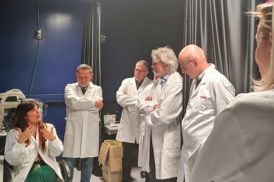 Rappresentanti della Provincia, di Eurac Research e dell'Azienda sanitaria all'incontro nei laboratori dell'Istituto di Biomedicina di Eurac Research (Foto: Eurac Research/Elena Cannavò)