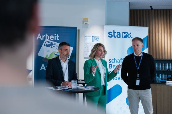 Weniger Verkehr, weniger Emissionen, weniger Kosten. Der Fix 365-Pass zeigt, wie Unternehmen, Angestellte und Institutionen gemeinsam eine nachhaltige Mobilität gestalten können, betonte Projektleiterin Verena Schnitzer (Bildmitte). (Foto: LPA/STA/Ivan Brentegani)