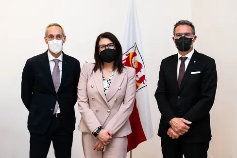 LH Kompatscher mit der Confesercenti Südtirol-Spitze, Präsidentin Elena Messina Bonaldi und Direktor Mirco Benetello (l.). (Foto: LPA/Ivo Corrà)