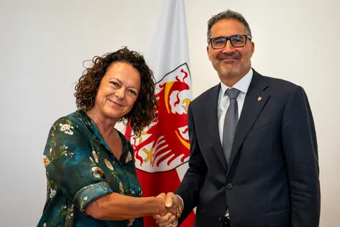 Landeshauptmann Arno Kompatscher (rechts) verabschiedete Abteilungsdirektorin Marina Albertoni. Sie tritt nach fast 28 Jahren Landesdienst am 1. September in den Ruhestand. (Foto: LPA/Fabio Brucculeri)