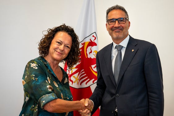 Landeshauptmann Arno Kompatscher (rechts) verabschiedete Abteilungsdirektorin Marina Albertoni. Sie tritt nach fast 28 Jahren Landesdienst am 1. September in den Ruhestand. (Foto: LPA/Fabio Brucculeri)