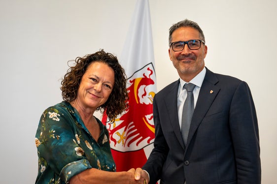 Il presidente della Provincia Kompatscher ha ringraziato Marina Albertoni per l'impegno mostrato durante i 28 anni di lavoro all'interno dell'Amministrazione provinciale. (Foto: ASP/Fabio Brucculeri)