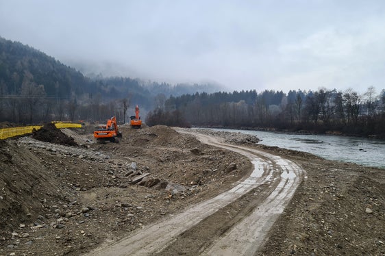 Der Hochwasserschutz wird erhöht und die Ökologie wird verbessert: Das Landesamt für Wildbachverbauung Ost am 14. März am Werk an der Rienz zwischen Kiens und St. Sigmund (Foto: LPA/Landesamt für Wildbach- und Lawinenverbauung Ost)