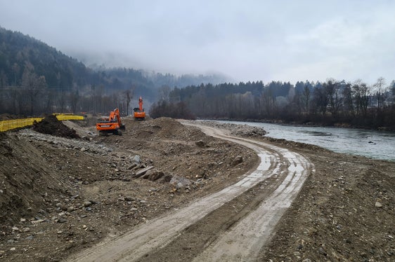 L'aumento della protezione dalle inondazioni e miglioramento dell'aspetto ecologico. Questo l'obiettivo dei lavori avviati sul fiume Rienza, tra Chienes e S. Sigismondo. (Foto: ASP/Ufficio Sistemazione bacini montani Est)