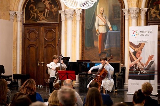 Il Duo Agamben (Raphael Höller, Scuola musicale di Bressanone e Emma Vikoler, Scuola musicale dell'Oltradige/Media Valle dell'Adige) al concorso nella magnifica Sala Fiorentina del Palais Meran di Graz. (Foto: ASP/Nathan Chizzali)