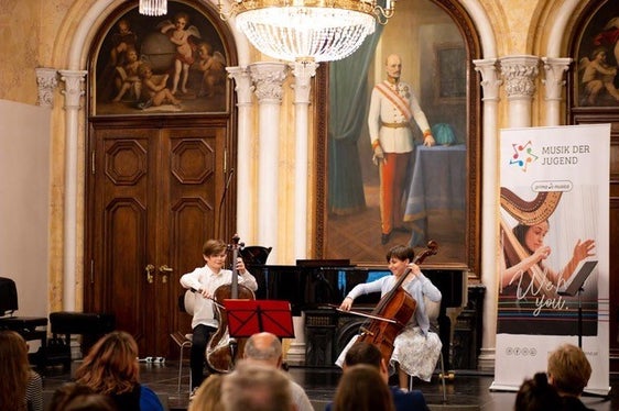 Il Duo Agamben (Raphael Höller, Scuola musicale di Bressanone e Emma Vikoler, Scuola musicale dell'Oltradige/Media Valle dell'Adige) al concorso nella magnifica Sala Fiorentina del Palais Meran di Graz. (Foto: ASP/Nathan Chizzali)