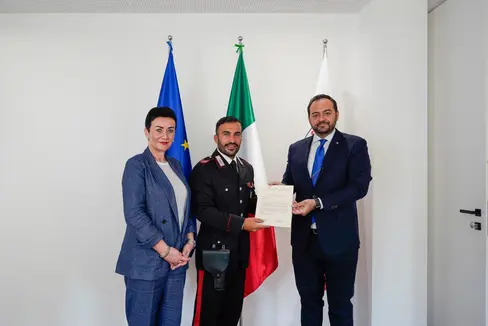 L'appuntato Corrente (al centro) riceve la lettera di encomio dalle mani del vicepresidente della Provincia Marco Galateo, a sinistra l'assessora provinciale Ulli Mair. (Foto: ASP)