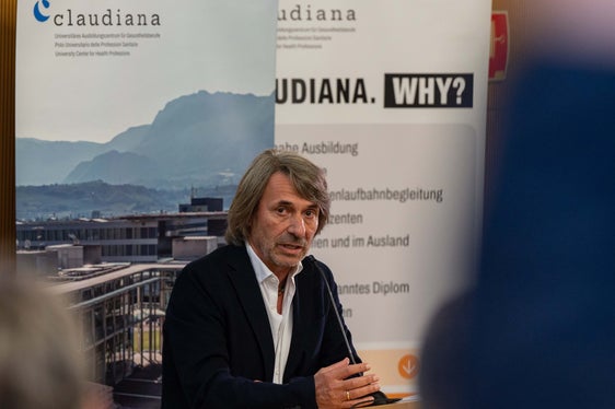 Mit dem Abkommen gelingt es uns, das Medizinstudium, das in Bozen angeboten wird, mit dem klinischen Alltag und der praktischen Gesundheitsversorgung im Südtiroler Krankenhausnetzwerk zu verbinden. Wir komplettieren das medizinische Ausbildungsmodell, bringen es nah an die klinische Praxis und an die Versorgung der Menschen, denn das stärkt zugleich die Gesundheitsversorgung in Südtirol heute und den Arztberuf von morgen, ist Gesundheitslandesrat Hubert Messner überzeugt. (Foto:LPA/Greta Stuefer)