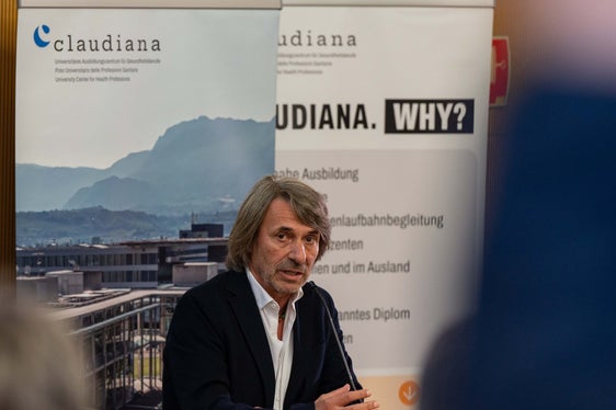 Mit dem Abkommen gelingt es uns, das Medizinstudium, das in Bozen angeboten wird, mit dem klinischen Alltag und der praktischen Gesundheitsversorgung im Südtiroler Krankenhausnetzwerk zu verbinden. Wir komplettieren das medizinische Ausbildungsmodell, bringen es nah an die klinische Praxis und an die Versorgung der Menschen, denn das stärkt zugleich die Gesundheitsversorgung in Südtirol heute und den Arztberuf von morgen, ist Gesundheitslandesrat Hubert Messner überzeugt. (Foto:LPA/Greta Stuefer)