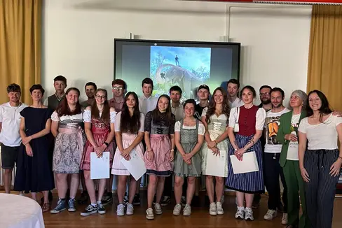 Die ersten 15 Maturantinnen und Maturanten der Fachschule Dietenheim mit einigen Lehrpersonen und der Direktorin (Zweite von links) bei der Diplomfeier am 2. Juli. (Foto: LPA/Fachschule Dietenheim)
