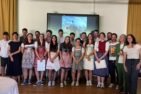 Die ersten 15 Maturantinnen und Maturanten der Fachschule Dietenheim mit einigen Lehrpersonen und der Direktorin (Zweite von links) bei der Diplomfeier am 2. Juli. (Foto: LPA/Fachschule Dietenheim)