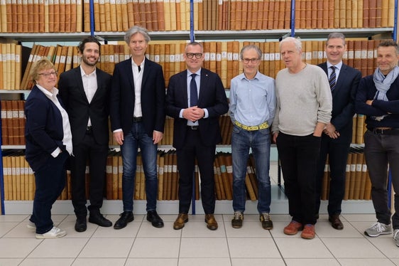 V.l.n.r.: Maria Dietl (Direktorin des Grundbuchamts), Ressortchef Davide Gemmellaro, Abteilungsdirektor Peter Kasal, Landesrat Christian Bianchi, Stefano Capuzzo (Direktor des Katasteramts Bozen), Paolo Russo (Direktor des Inspektorats für Kataster und stellvertretender Abteilungsdirektor), Simone De Giacinto (Direktor des Inspektorats für Grundbuch) und Michele Fantini (Rechenzentrum). (Foto: LPA/Gianluca Crocco)