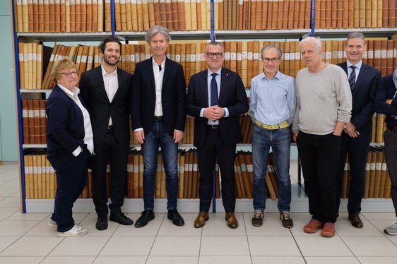 V.l.n.r.: Maria Dietl (Direktorin des Grundbuchamts), Ressortchef Davide Gemmellaro, Abteilungsdirektor Peter Kasal, Landesrat Christian Bianchi, Stefano Capuzzo (Direktor des Katasteramts Bozen), Paolo Russo (Direktor des Inspektorats für Kataster und stellvertretender Abteilungsdirektor), Simone De Giacinto (Direktor des Inspektorats für Grundbuch) und Michele Fantini (Rechenzentrum). (Foto: LPA/Gianluca Crocco)