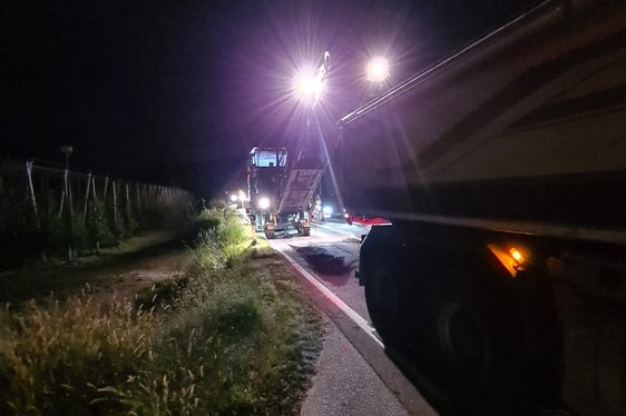 Die Asphaltierungsarbeiten in Rabland (im Bild) wurden vor allem nachts abgewickelt, um den Verkehr nicht zu beeinträchtigen. (Foto: LPA/Landesabteilung Straßendienst)