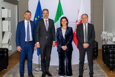 Volti sorridenti grazie al sostegno finanziario di Roma alla provincia autonoma di Bolzano sul fronte del cambiamento ecologico e la transizione energetica. Nella foto (da sinistra) l'assessore Daniel Alfreider, il presidente altoatesino Arno Kompatscher, il viceministro Vannia Gava e l'assessore Giuliano Vettorato (Foto: ASP/Fabio Brucculeri)