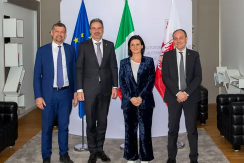 Volti sorridenti grazie al sostegno finanziario di Roma alla provincia autonoma di Bolzano sul fronte del cambiamento ecologico e la transizione energetica. Nella foto (da sinistra) l'assessore Daniel Alfreider, il presidente altoatesino Arno Kompatscher, il viceministro Vannia Gava e l'assessore Giuliano Vettorato (Foto: ASP/Fabio Brucculeri)