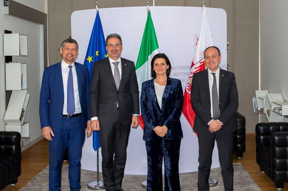 Volti sorridenti grazie al sostegno finanziario di Roma alla provincia autonoma di Bolzano sul fronte del cambiamento ecologico e la transizione energetica. Nella foto (da sinistra) l'assessore Daniel Alfreider, il presidente altoatesino Arno Kompatscher, il viceministro Vannia Gava e l'assessore Giuliano Vettorato (Foto: ASP/Fabio Brucculeri)
