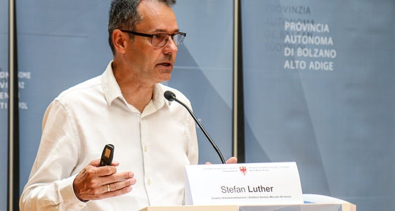 Arbeitsmarktservice-Direktor Stefan Luther wies darauf hin, dass es neue Beschäftigungsrekorde gebe. Zurückzuführen seien diese aber nicht auf das heimische Beschäftigungspotential, sondern auf den Zuzug von außen. (Foto: LPA/Ingrid Silginer)