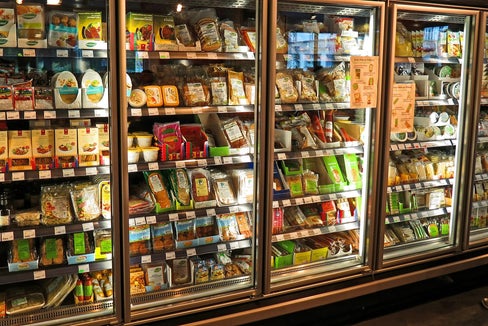 Ab 1. Mai 2024 müssen alle neuen Kühlgeräte mit Direktverkaufsfunktion mit Dreh- oder Schiebetüren ausgestattet sei. Das hat die Landesregierung beschlossen. (Foto: Pixabay)