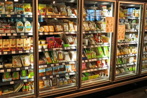 La misura va nella direzione di una maggiore strategia ambientale. Nei punti vendita in dettaglio dell’Alto Adige, in futuro, i banchi frigo dovranno essere dotati di porte o di sistemi di chiusura equivalenti e tali porte dovranno rimanere chiuse. (Foto: Pixabay)
