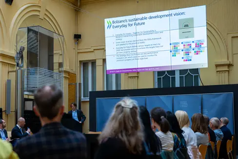 L'OCSE sta conducendo una valutazione esterna sulla strategia di sostenibilità adottata dalla Provincia di Bolzano. Nella foto, un momento dell'odierno workshop con gli stakeholder tenutosi a Palazzo Widmann (Foto: ASP/Fabio Brucculeri)