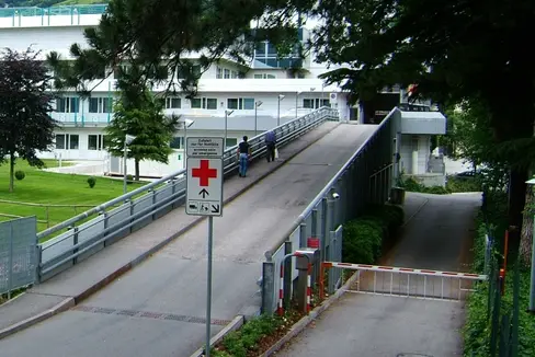 Tra le opere per le quali è prevista la fine dei lavori nell'anno in corso c'è l’arredo elettromedicale per la ristrutturazione e l’ampliamento del Pronto Soccorso dell’Ospedale di Merano (Foto: ASP)