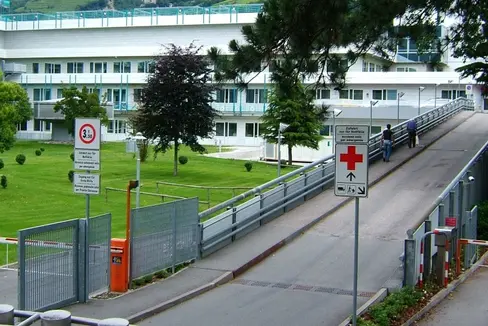 Im laufenden Jahr abgeschlossen werden soll die Ausstattung mit elektromedizinichem Gerät und die Erweiterung der Notaufnahme im Krankenhaus Meran. (Foto: LPA)