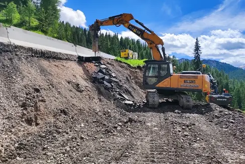 Auf der Landesstraße 37 zwischen St. Kassian und dem Valparola-Pass laufen die Sicherungsarbeiten auf Hochtouren. Damit die Arbeiten weiter zügig vorangehen, gibt es ab 16. September eine Straßensperre und Änderungen im Busfahrplan. (Foto: LPA/Landesabteilung Tiefbau)