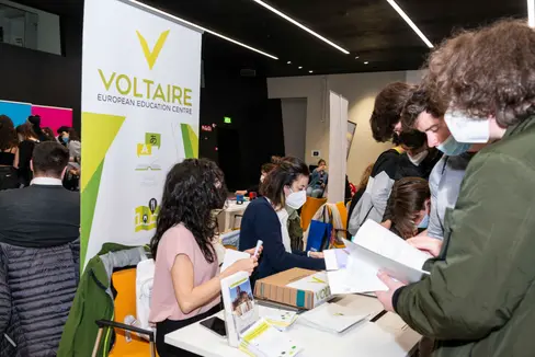 Grande curiosità e affluenza tra gli stand della Fiera delle lingue, inaugurata oggi al Noi Tech Park di Bolzano. (Foto: Vanessa Runggaldier)