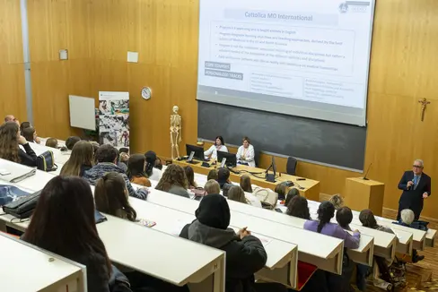 Circa 700 studenti studiano negli 11 diversi corsi di laurea triennale e magistrale presso il Centro universitario di formazione per le professioni sanitarie Claudiana di Bolzano (Foto: USP/Fabio Brucculeri)