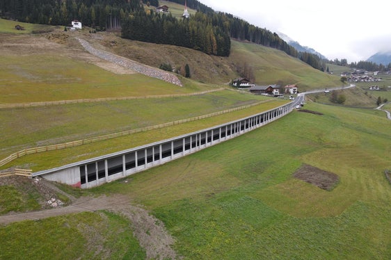 Drohnenbild der neuen Lawinenschutzgalerie auf der Staatsstraße im Sarntal in Weissenbach. (Foto: LPA/GNews)