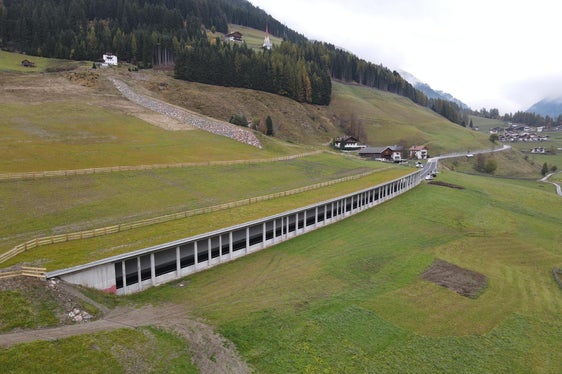 L'immagine dal drone della galleria paravalanghe Rio Bianco appena inaugurata. (Foto: USP/G.News)