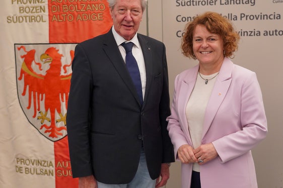 Il sindaco di Bolzano, Renzo Caramaschi, e l'assessora provinciale Rosmarie Pamer hanno deciso di mantenere aperte alcune strutture destinate alle persone senza fissa dimora. (Foto: ASP)