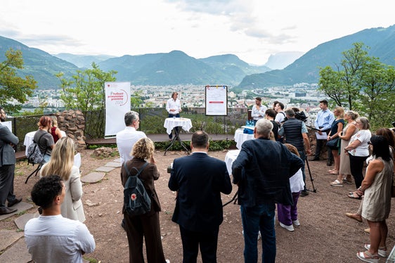 Der Ort für seine #halbzeit-Pressekonferenz hatte Gesundheitslandesrat Hubert Messner war bewusst gewählt. Von Schloss Sigmundskron oberhalb von Bozen aus fällt der Blick auf das Landeskrankenhaus und weit übers Land, laut Messner sinnbildlich für den Anspruch, das Gesundheitswesen im ganzen Land weiterzuentwickeln. (Foto: LPA/Fabio Brucculeri)